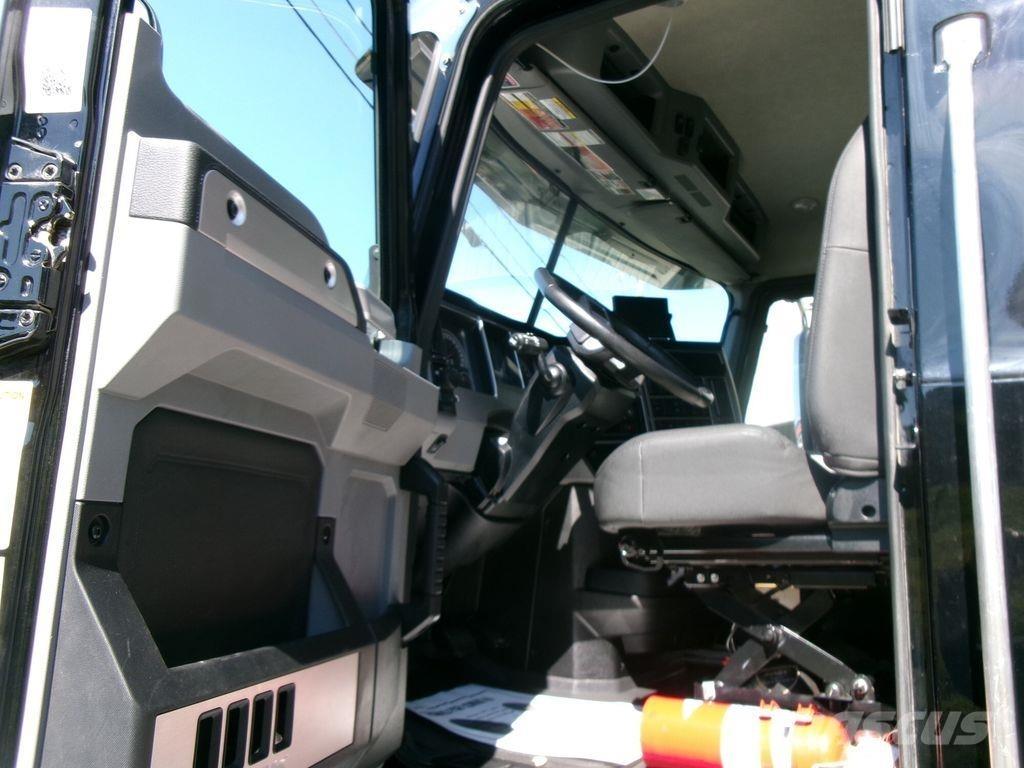 Mack GR64F Самосвал