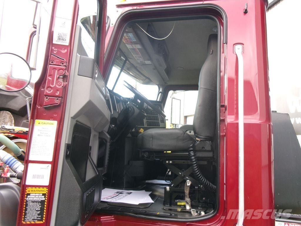 Mack GR64F Самосвал