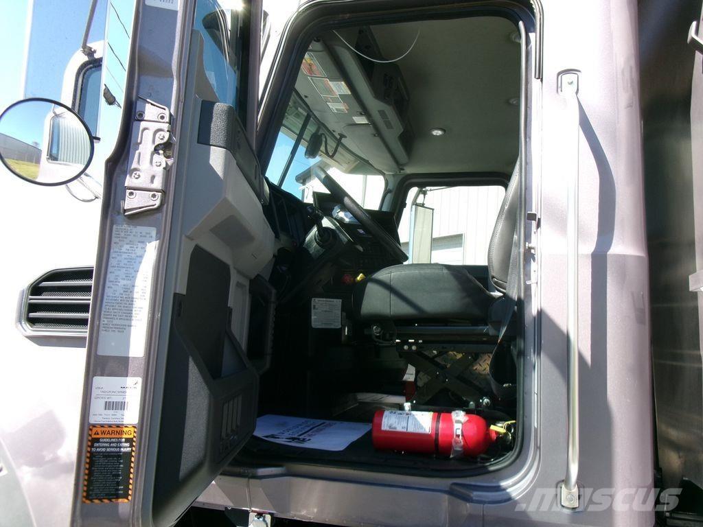 Mack GR64FR Самосвал