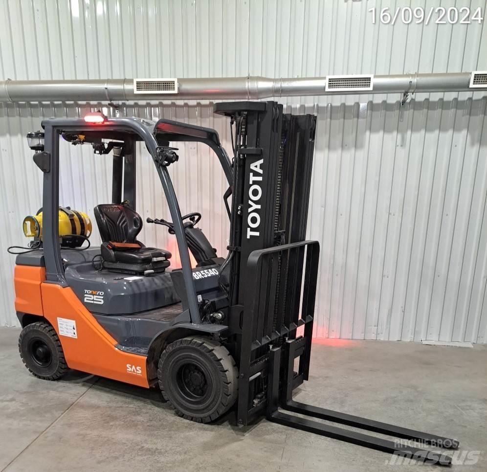 Toyota 02-8FGF25 Камиони с АГУ