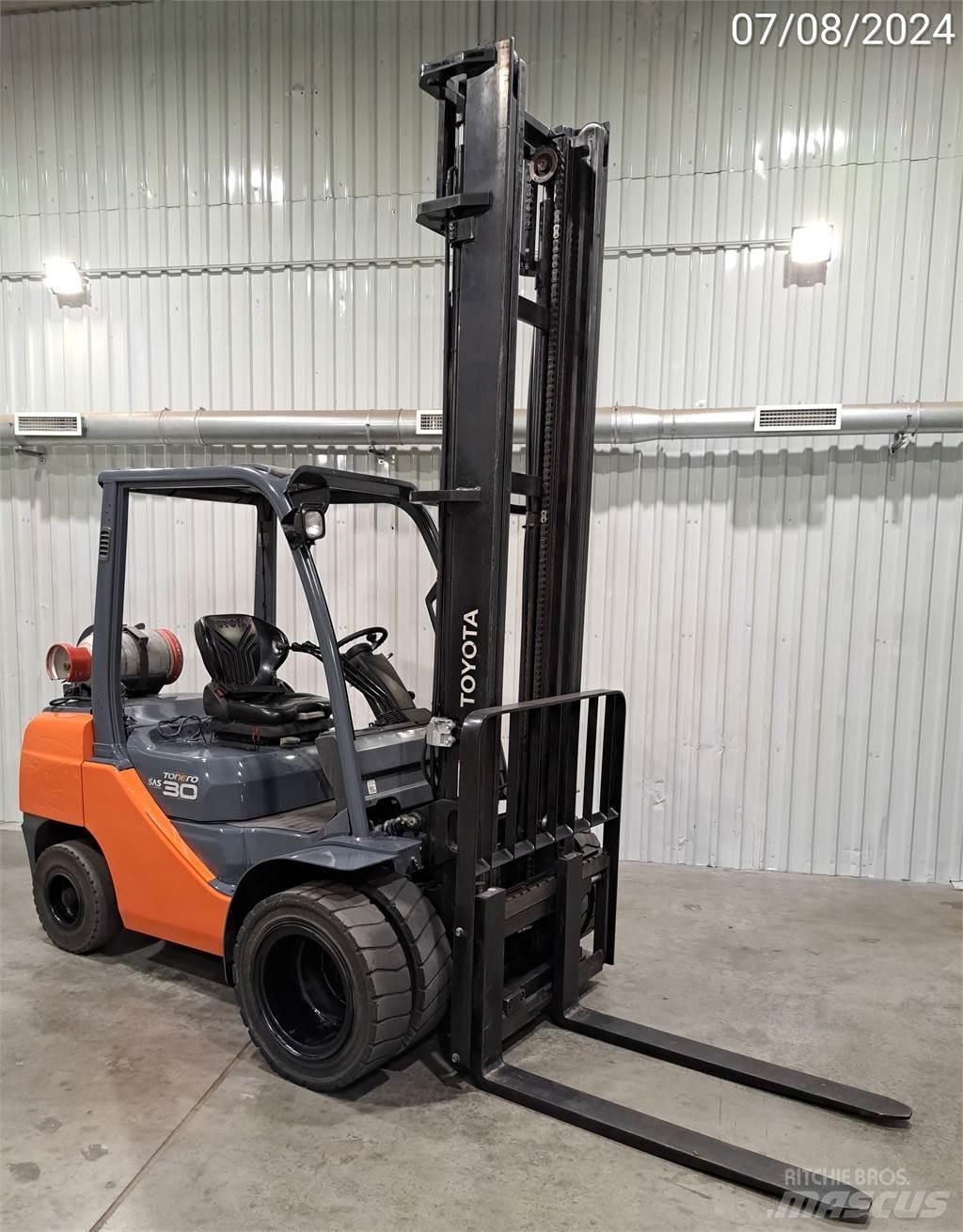 Toyota 02-8FGF30 Камиони с АГУ