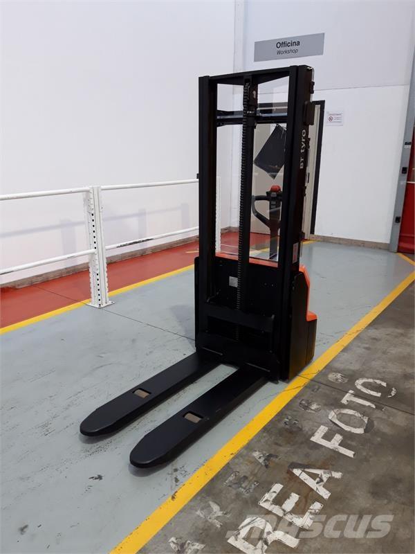 BT SHE100 Ръчни палетни товарачи