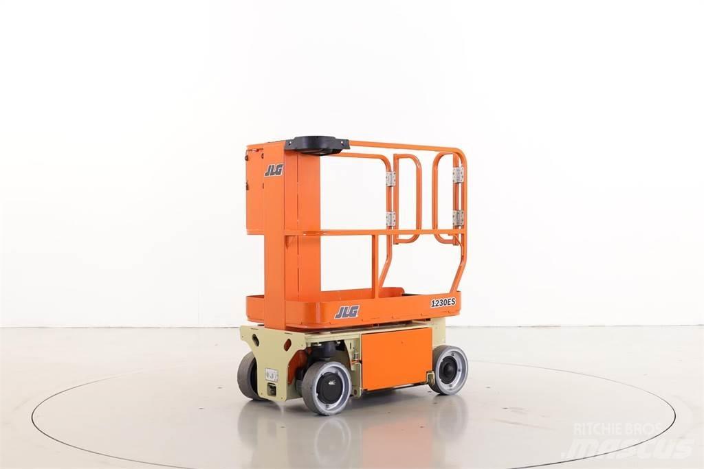 JLG 1230ES Вертикални мачтови повдигачи
