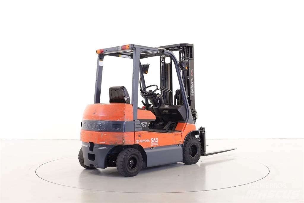 Toyota 7FB25 Електрически вилични кари-повдигачи
