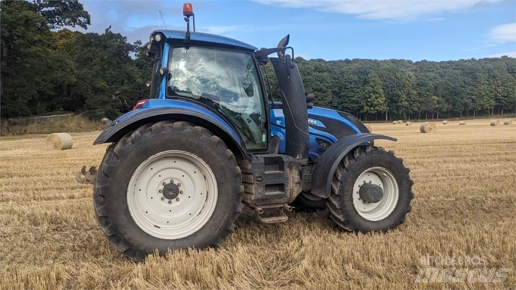 Valtra T214V Трактори