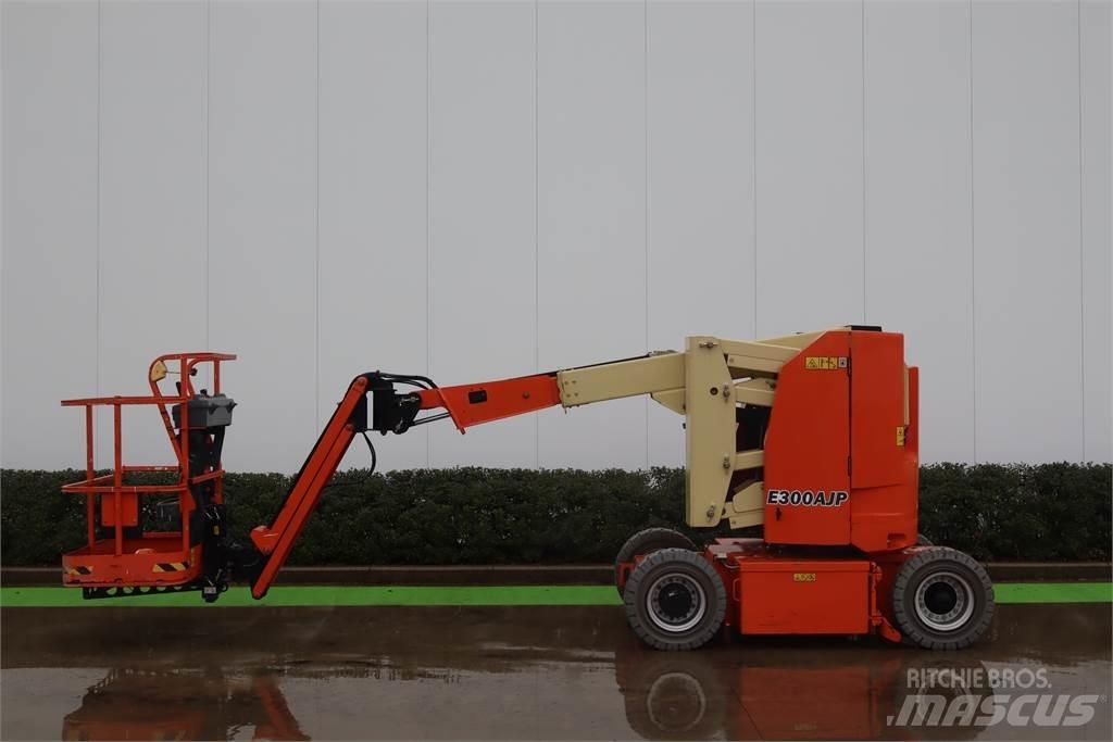 JLG E300AJP Съчленени стрелови подемници