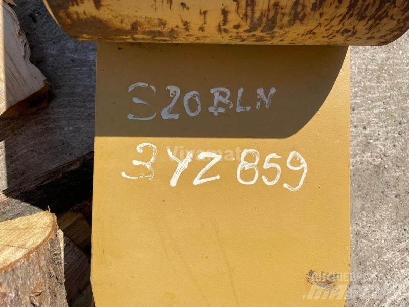 CAT 320 Стрели и рамена
