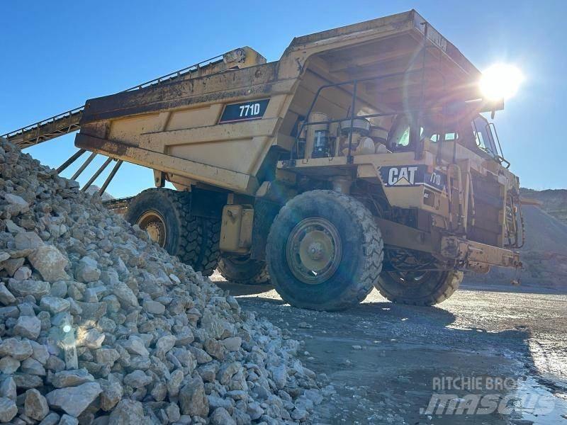 CAT 771D Твърди самосвали
