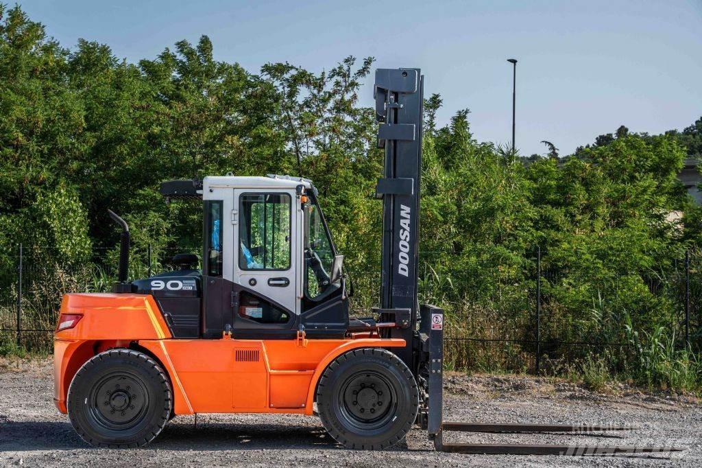 Doosan D 90-S-7 Дизелови камиони