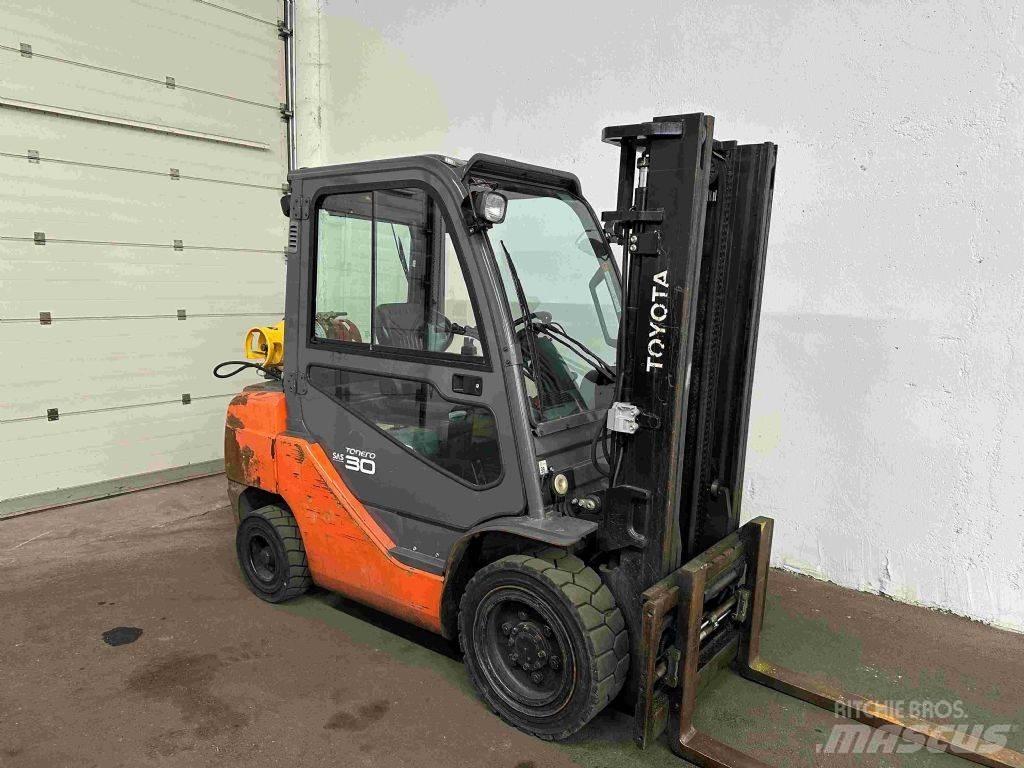 Toyota 02-8FGF30 Камиони с АГУ