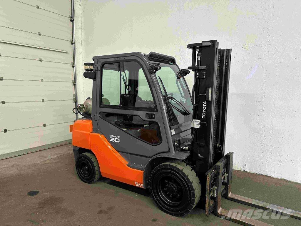 Toyota 02-8FGF30 Камиони с АГУ