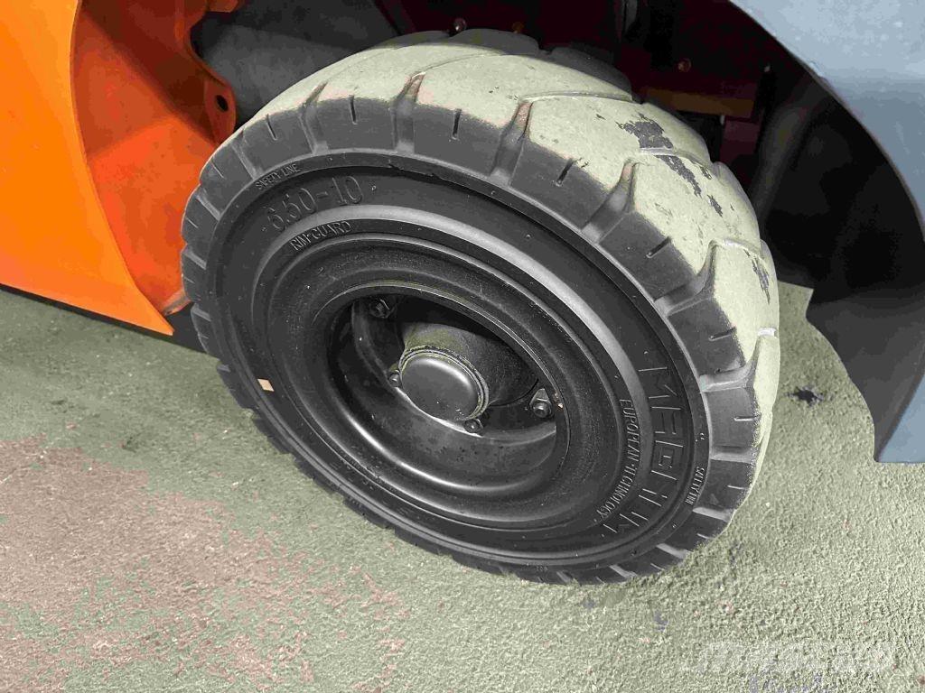 Toyota 02-8FGF30 Камиони с АГУ