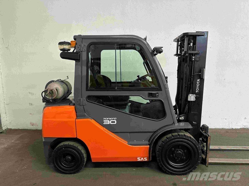 Toyota 02-8FGF30 Камиони с АГУ