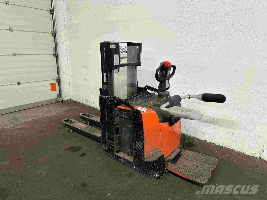 Toyota SPE 200 D Колички високоповдигачи с теглич