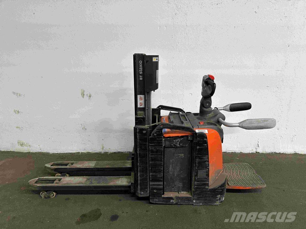 Toyota SPE 200 D Колички високоповдигачи с теглич