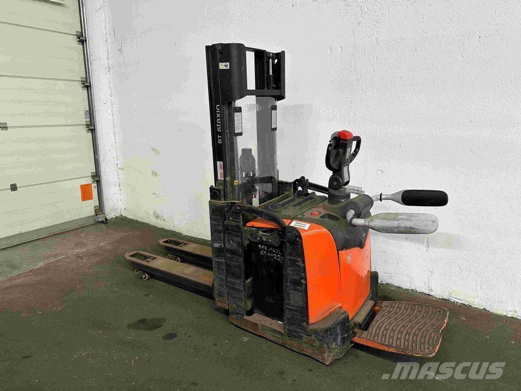 Toyota SPE 200 D Колички високоповдигачи с теглич