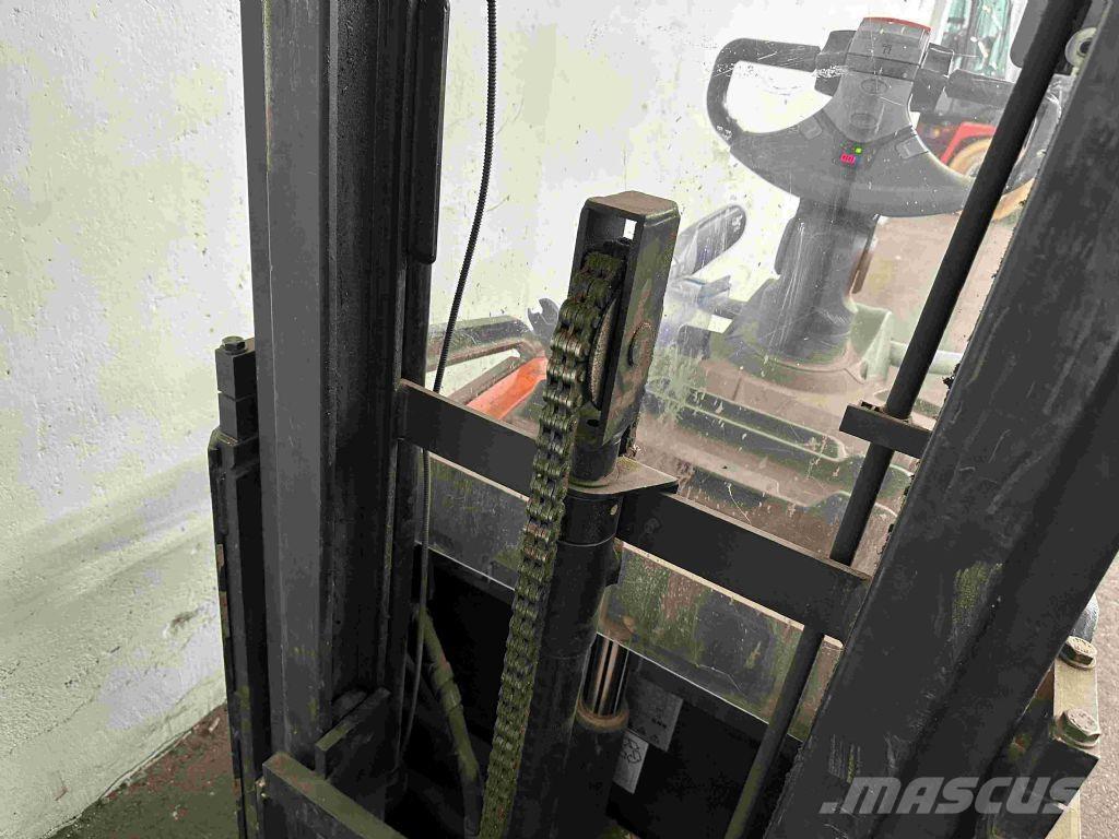 Toyota SPE 200 D Колички високоповдигачи с теглич