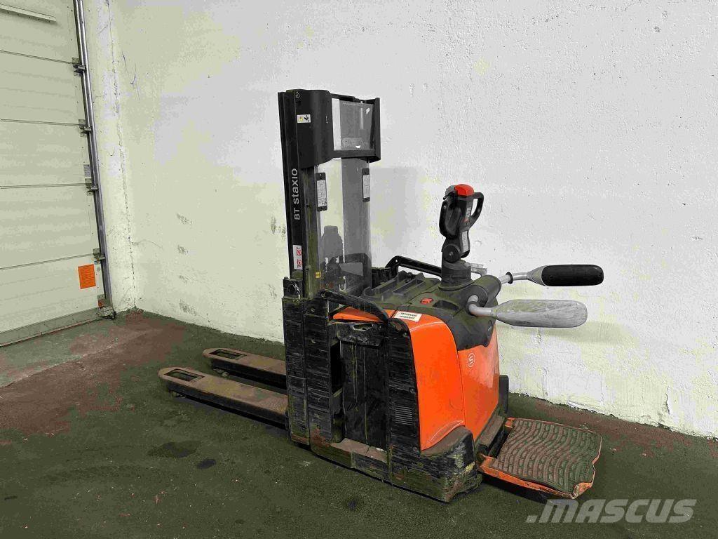 Toyota SPE 200 D Колички високоповдигачи с теглич