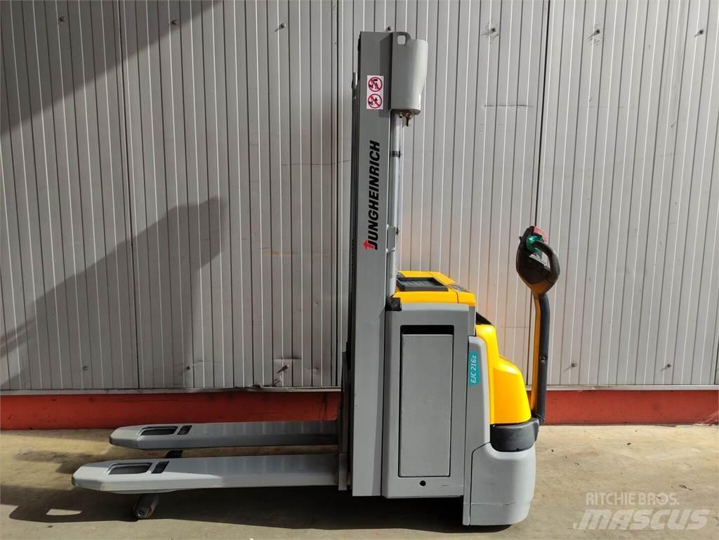 Jungheinrich EJC216z Колички високоповдигачи с теглич