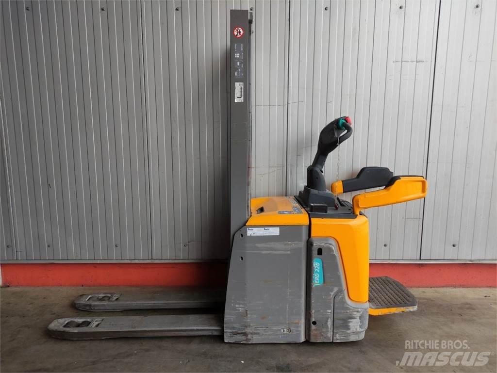 Jungheinrich ERD220 Колички високоповдигачи с теглич